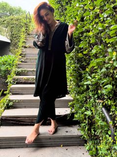 Huma Qureshi feet photo thumbnail