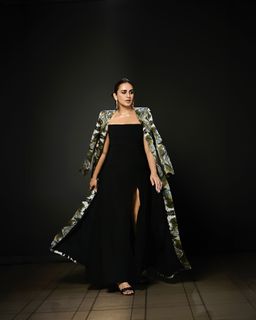 Huma Qureshi feet photo thumbnail