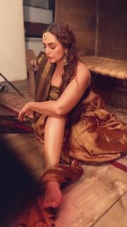 Huma Qureshi feet photo thumbnail