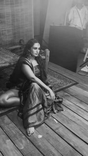Huma Qureshi feet photo thumbnail