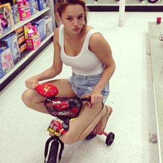 Hunter King feet photo thumbnail