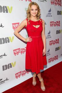 Hunter King feet photo thumbnail
