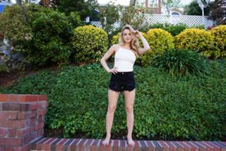 Hunter King feet photo thumbnail