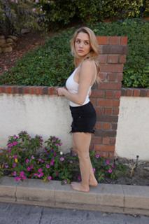 Hunter King feet photo thumbnail