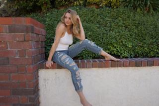 Hunter King feet photo thumbnail
