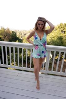 Hunter King feet photo thumbnail