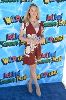 Hunter King feet photo thumbnail