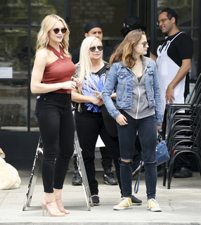 Hunter King feet photo thumbnail