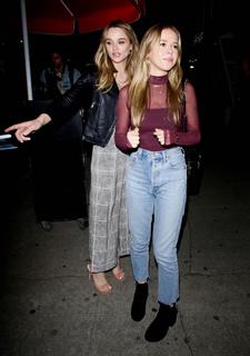 Hunter King feet photo thumbnail