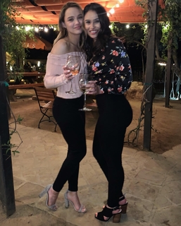 Hunter King feet photo thumbnail