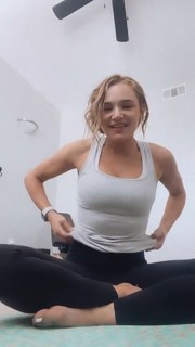Hunter King feet photo thumbnail