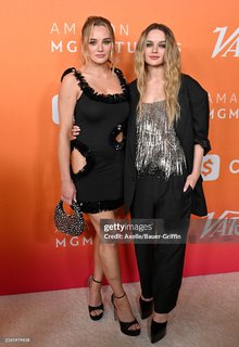 Hunter King feet photo thumbnail