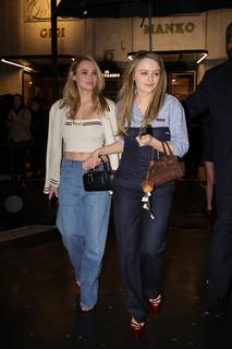Hunter King feet photo thumbnail