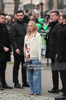 Hunter King feet photo thumbnail