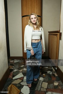 Hunter King feet photo thumbnail