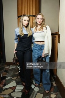 Hunter King feet photo thumbnail