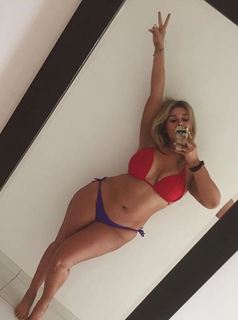 Hunter McGrady feet photo 13
