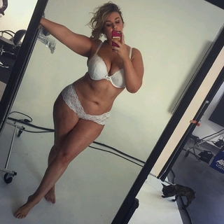 Hunter McGrady feet photo 7