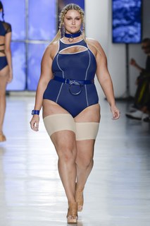 Hunter McGrady feet photo 6
