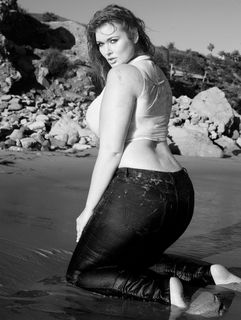 Hunter McGrady feet photo 4