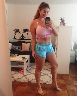 Hunter McGrady feet photo 15