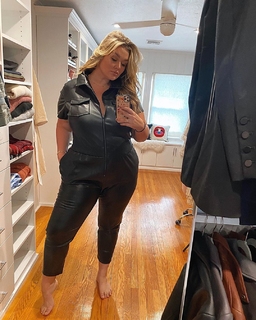 Hunter McGrady feet photo 4