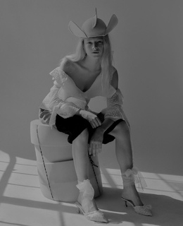 Hunter Schafer feet photo thumbnail