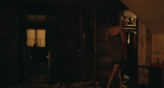 Hunter Schafer feet photo thumbnail