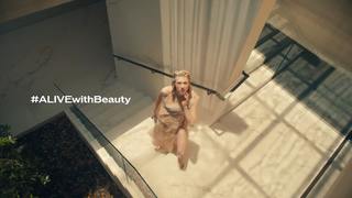 Hunter Schafer feet photo thumbnail