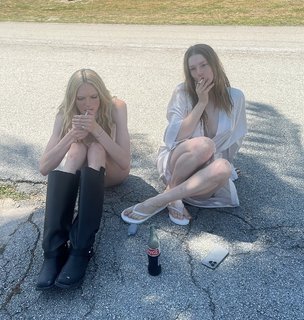 Hunter Schafer feet photo thumbnail