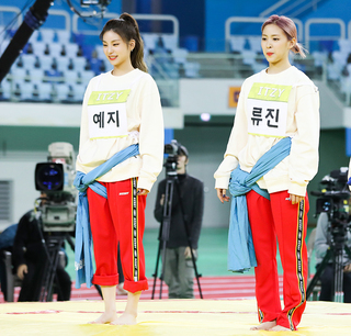 Hwang Yeji feet photo thumbnail