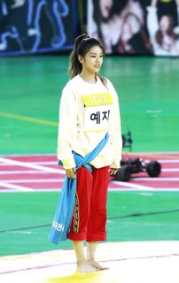 Hwang Yeji feet photo thumbnail