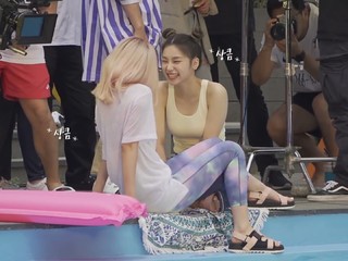 Hwang Yeji feet photo thumbnail