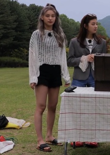 Hwang Yeji feet photo thumbnail