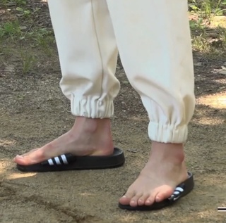 Hwang Yeji feet photo thumbnail