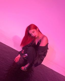 Hwang Yeji feet photo thumbnail