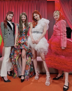 Hwang Yeji feet photo thumbnail