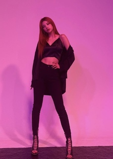 Hwang Yeji feet photo thumbnail