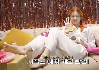 Hwang Yeji feet photo thumbnail