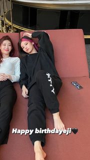 Hwang Yeji feet photo thumbnail