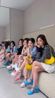 Hwang Yeji feet photo thumbnail