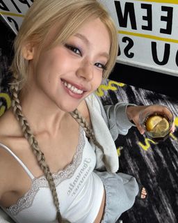 Hwang Yeji feet photo thumbnail