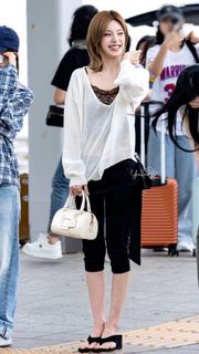 Hwang Yeji feet photo 7