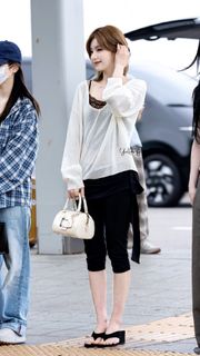 Hwang Yeji feet photo 5
