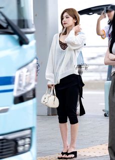 Hwang Yeji feet photo 4