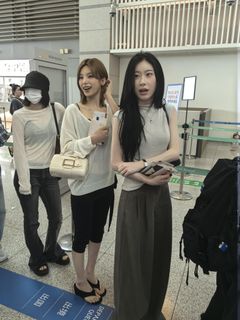 Hwang Yeji feet photo 3