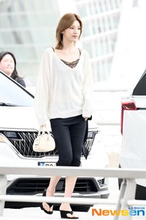 Hwang Yeji feet photo 2