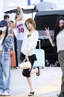 Hwang Yeji feet photo 1