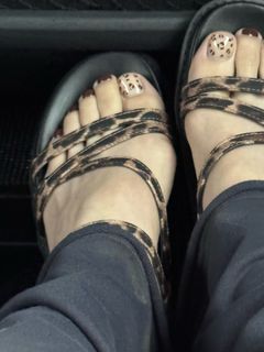 Hwang Yeji feet photo 8