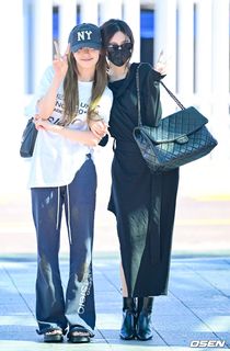 Hwang Yeji feet photo 7
